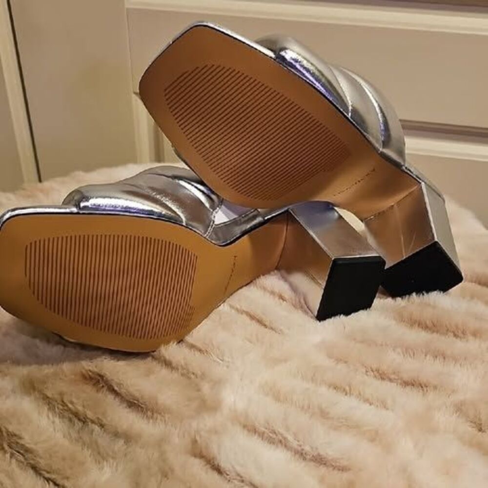 LISA☆VICKY- Silver Metallic Women's Mules SIZE 7.5 NWT - Picture 9 of 10